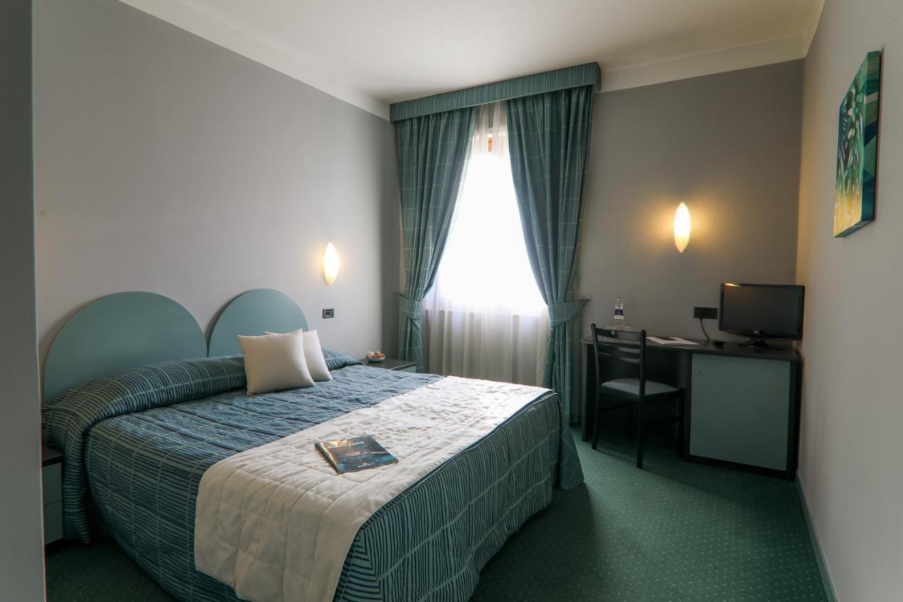 Hotel Vittoria ซอนดริโอ ภายนอก รูปภาพ