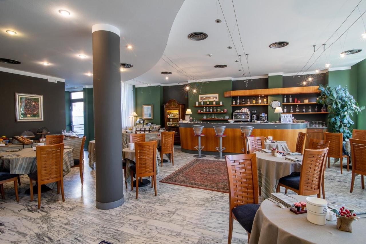 Hotel Vittoria ซอนดริโอ ภายนอก รูปภาพ